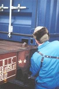 : Железнодорожное транспортное средство с контейнером во время маневрирования