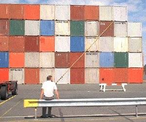 Пустые контейнеры в морском порту